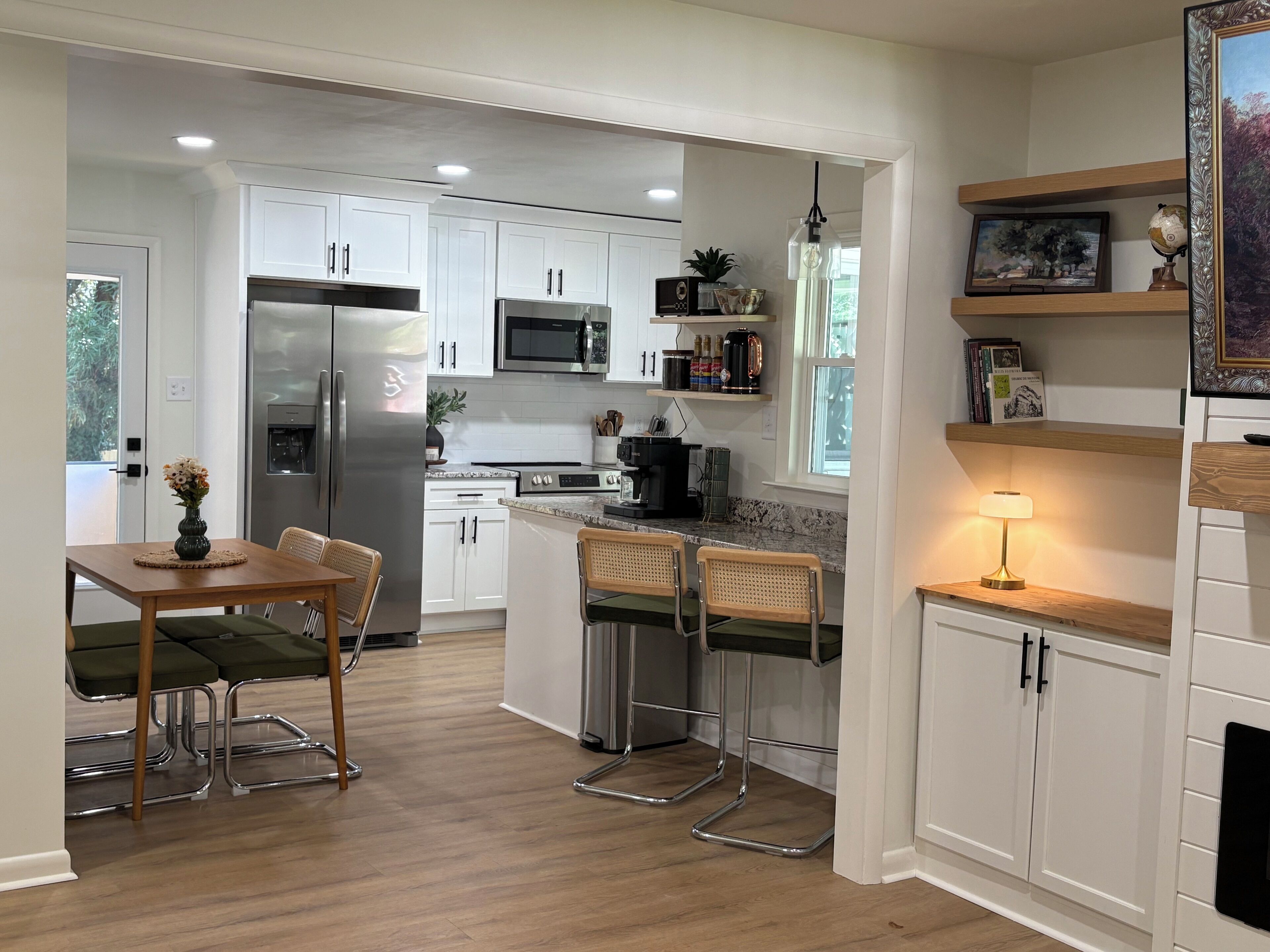 Jääkaappi, mikroaaltouuni, uuni, liesi