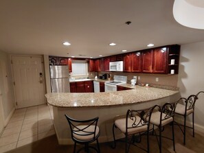 Mikrobølgeovn, ovn, kokeplater og oppvaskmaskin