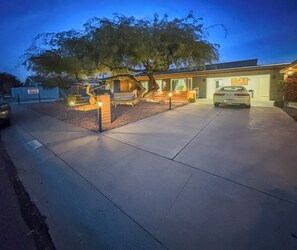 Exterior - 4 Bedroom with Private Backyard Oasis! (Phoenix)