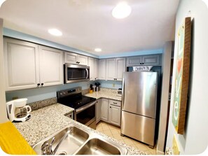 ثلاجة، ميكروويف، فرن، موقد طهي مسطح