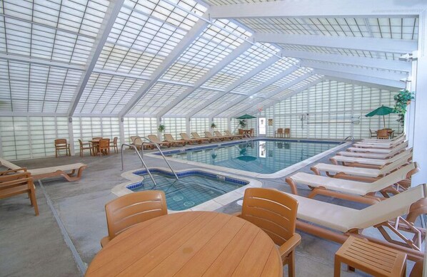 Alberca techada y alberca climatizada