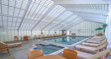 Chic 2-bedroom condo. A Family Getaway at Rivergreen Resort in charming Lincoln