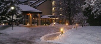 Chic 2-bedroom condo. A Family Getaway at Rivergreen Resort  in charming Lincoln