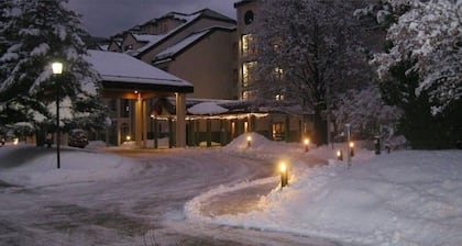 Chic 2-bedroom condo. A Family Getaway at Rivergreen Resort in charming Lincoln