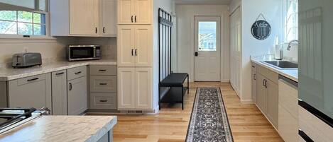 Microondas, horno, parrilla de estufa y lavavajillas