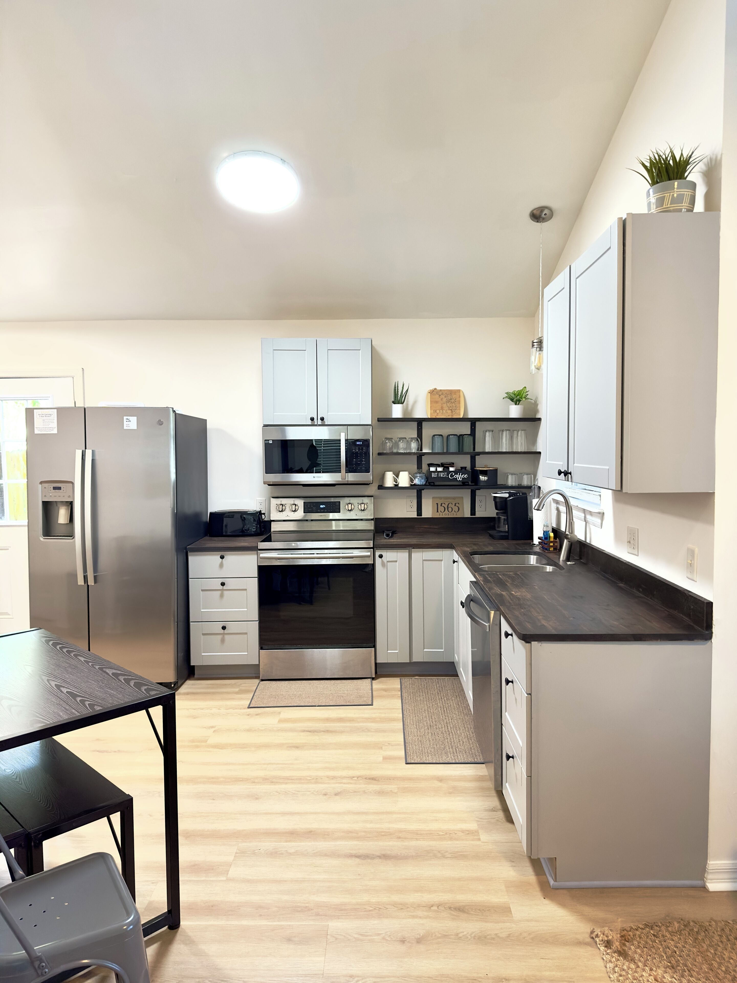 雪櫃、微波爐、焗爐、爐具