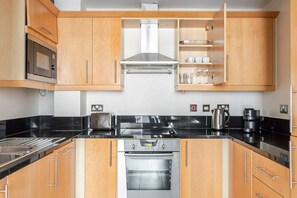 Fridge, microwave, oven, dishwasher - Blueground | Isle of Dogs, pool, nr Thames (London)