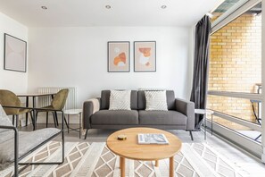 TV, stereo - Blueground | Isle of Dogs, pool, nr Thames (London)