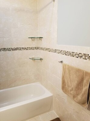 Hårføner, håndklær, såpe og toalettpapir