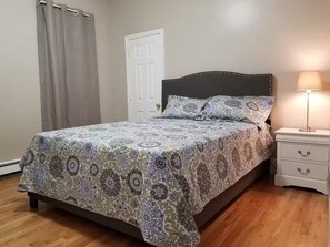 4 habitaciones, tabla de planchar con plancha, wifi y ropa de cama 