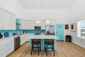 Unclassified image, 5 of 31, button