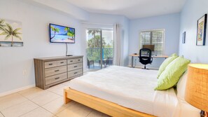 3 makuuhuonetta, työpöytä, silitysrauta/-lauta, vauvan matkasänky