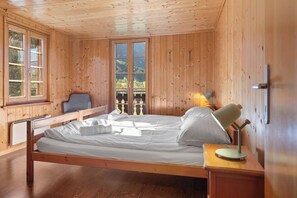 5 bedrooms, desk, travel cot, WiFi