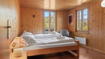 5 Schlafzimmer, Schreibtisch, Reisekinderbett, WLAN