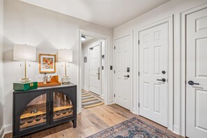 Functional Foyer - The spacious entry area offers ample storage and a welcoming first impression. - Ski In/Ski Out Pico Resort Unit E106: 3 bedroom newly renovated condo (Killington)