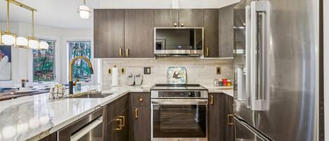 ثلاجة، ميكروويف، فرن، موقد طهي مسطح