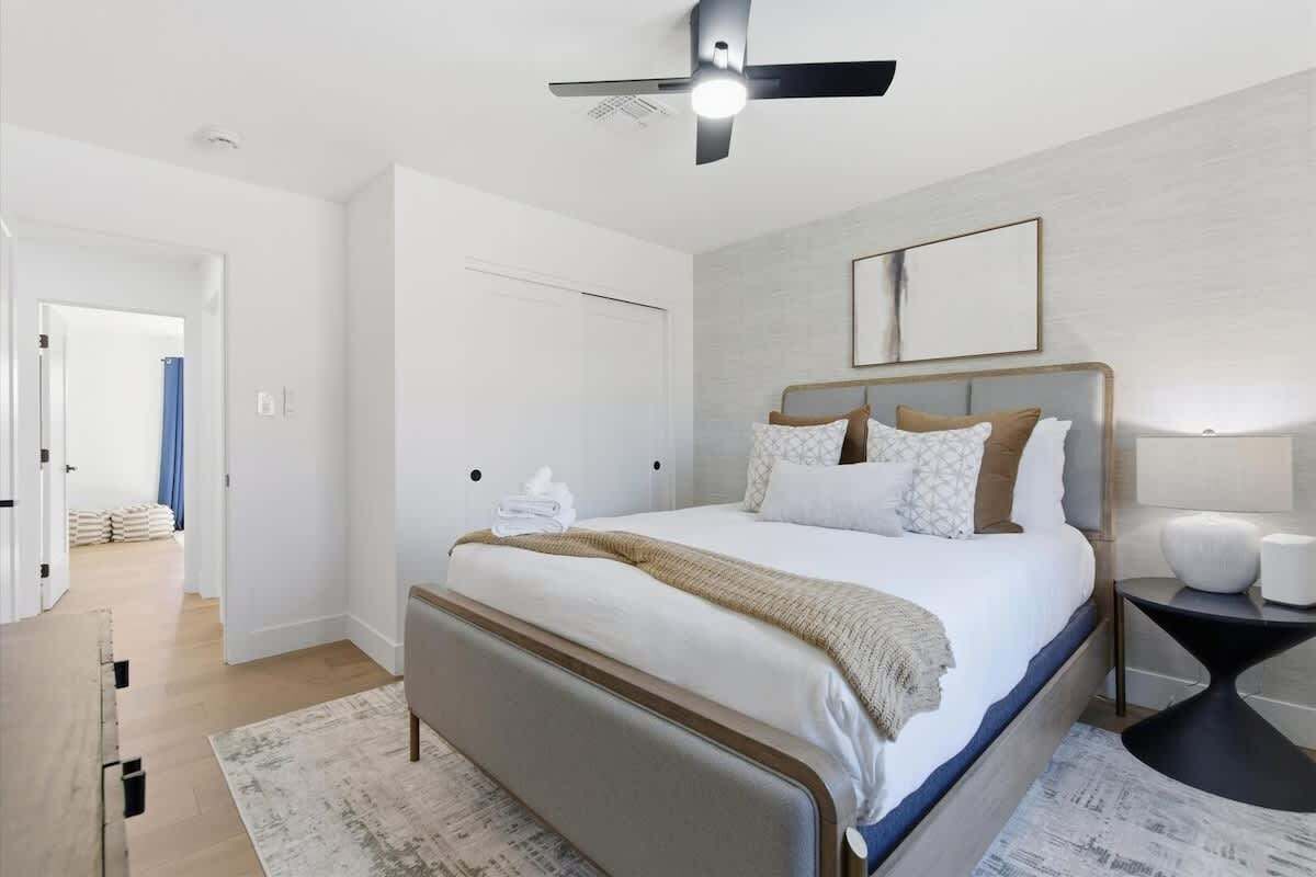5 slaapkamers, een strijkplank/strijkijzer, reisbedje, gratis wifi