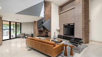 Fernseher, Kamin, Tischtennisplatte, Bücher