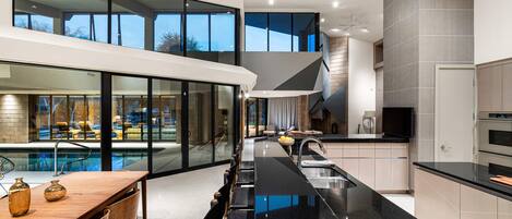 Kylskåp, mikrovågsugn, ugn och spishäll