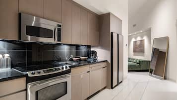 Réfrigérateur, micro-ondes, four, plaque de cuisson