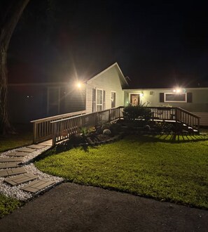 Exterior - Sweet Rest 3-bedroom house in Cleveland with AC & Heating (Cleveland)