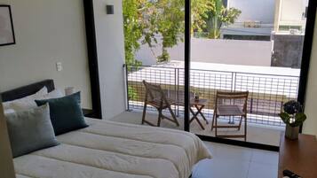 Escritorio, tabla de planchar con plancha, wifi y ropa de cama