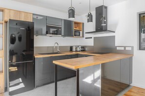 Réfrigérateur, four à micro-ondes, un four, surface de cuisson