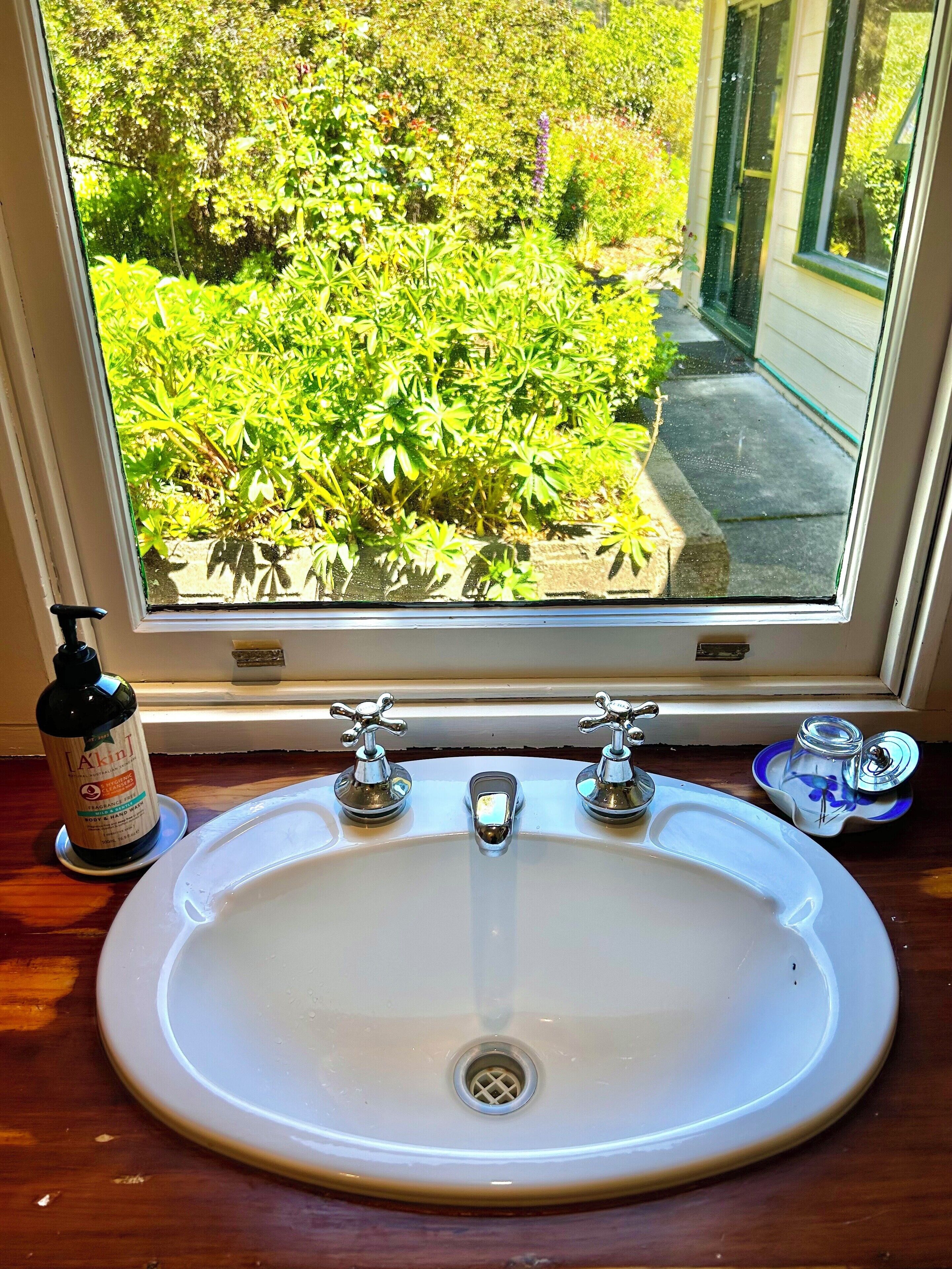 Comfort Cottage, Garden View | Bathroom | Combined shower/tub, free toiletries, hair dryer, towels
