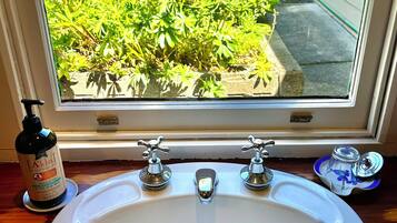 Comfort Cottage, Garden View | Bathroom | Combined shower/bathtub, free toiletries, hair dryer, towels