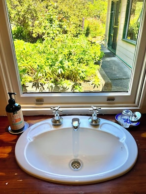 Småhus – comfort, hageutsikt | Bad | Kombinert dusj/badekar, toalettartikler (inkludert) og hårføner