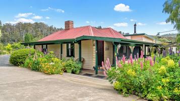 Vista frontal de la propiedad