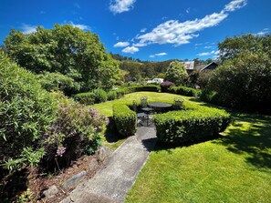 Comfort Suite, Mountain View | Garden - Hamlet Downs Country Accom (Fentonbury)