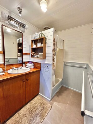 Superior Suite, 2 Bedrooms, Mountain View | Bathroom