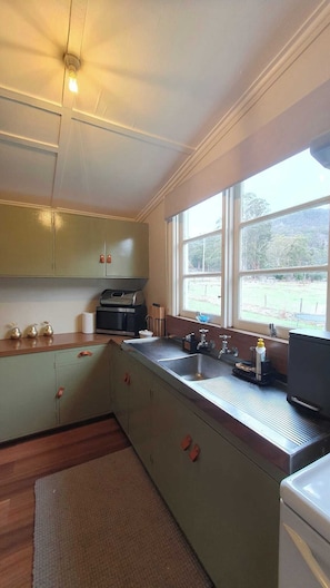 Classic House, 3 Bedrooms, Mountain View, Mountainside | Private kitchen | Fridge, microwave, oven, stovetop