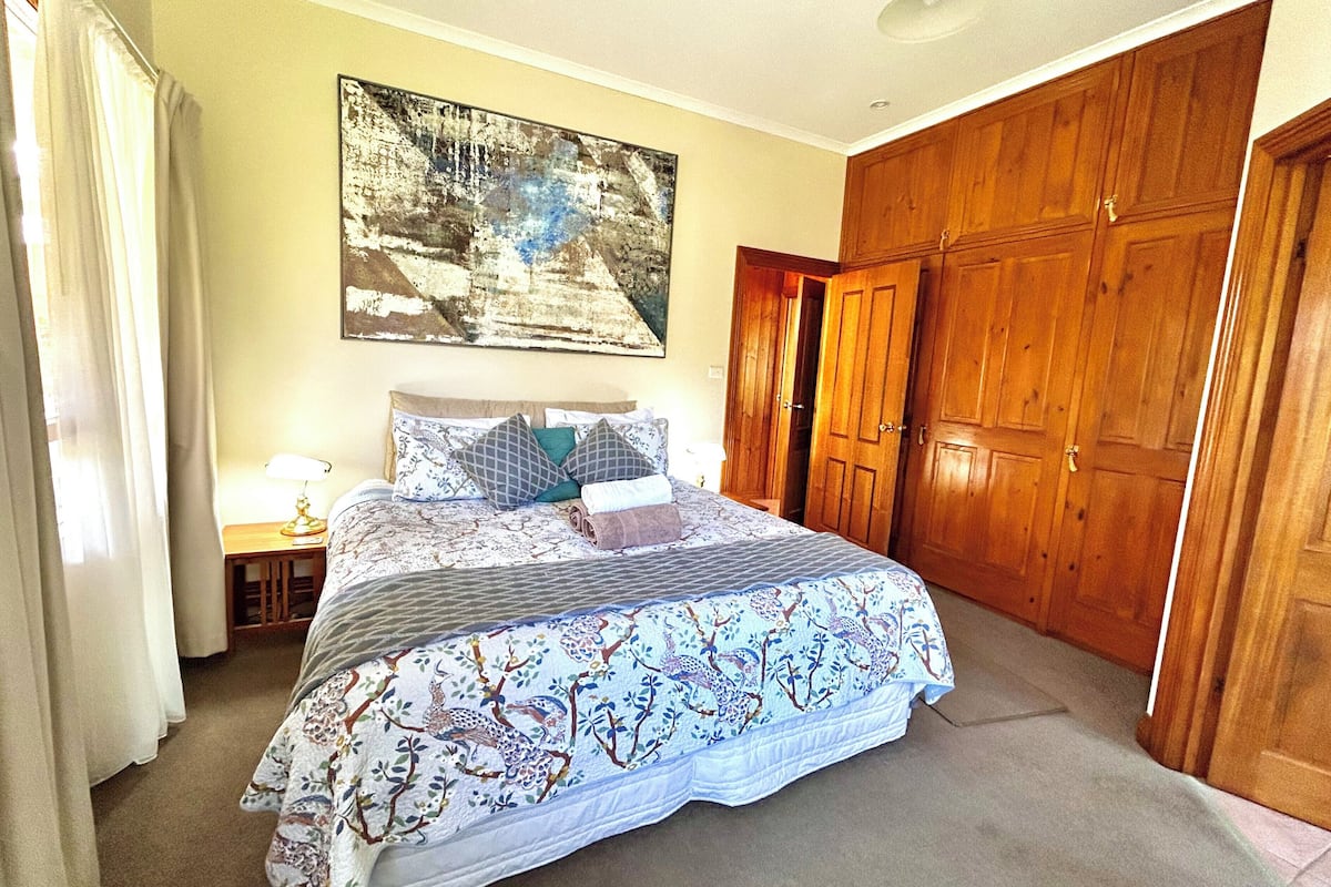 Comfort Suite, Mountain View | Blackout drapes, soundproofing, iron/ironing board, free WiFi