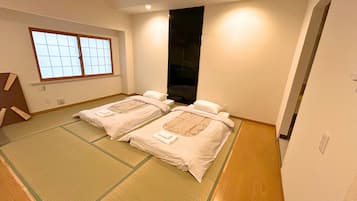 Japanese-style Quadruple Room | Iron/ironing board, free WiFi