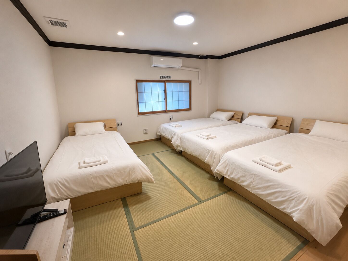 ห้องสแตนดาร์ดสำหรับสี่ท่าน, หลายเตียง, ปลอดบุหรี่ | เตารีด/โต๊ะรีดผ้า, Wi-Fi ฟรี, ผ้าปูที่นอน