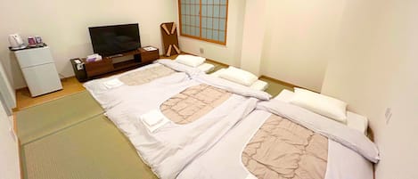 Triple Room, Non Smoking | Iron/ironing board, free WiFi