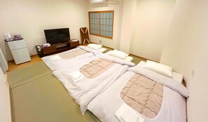 Triple Room, Non Smoking | Iron/ironing board, free WiFi