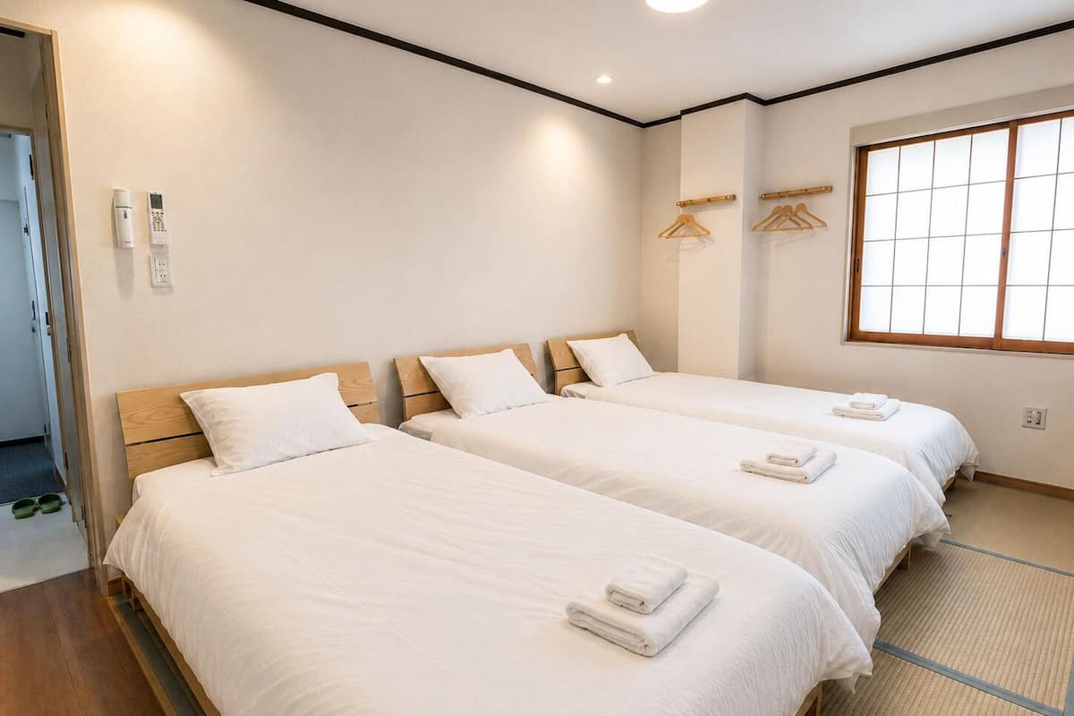 Standard Triple Room, 3 Twin Beds, Non Smoking | Desk, iron/ironing board (on request), WiFi (free), bed sheets
