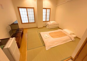 Japanese-style Twin Room, Non Smoking | Iron/ironing board, free WiFi