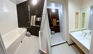 Chambre Triple, non-fumeurs | Douche de la salle de bain
