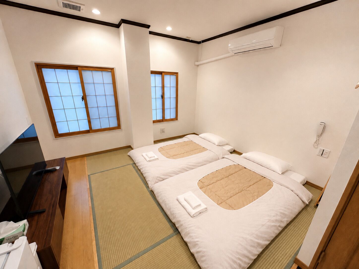 ห้องทวินสไตล์ญี่ปุ่น, ปลอดบุหรี่ | ห้องน้ำ | อ่างอาบน้ำและฝักบัวแยกจากกัน, ไดร์เป่าผม, รองเท้าสวมภายในห้อง, สบู่
