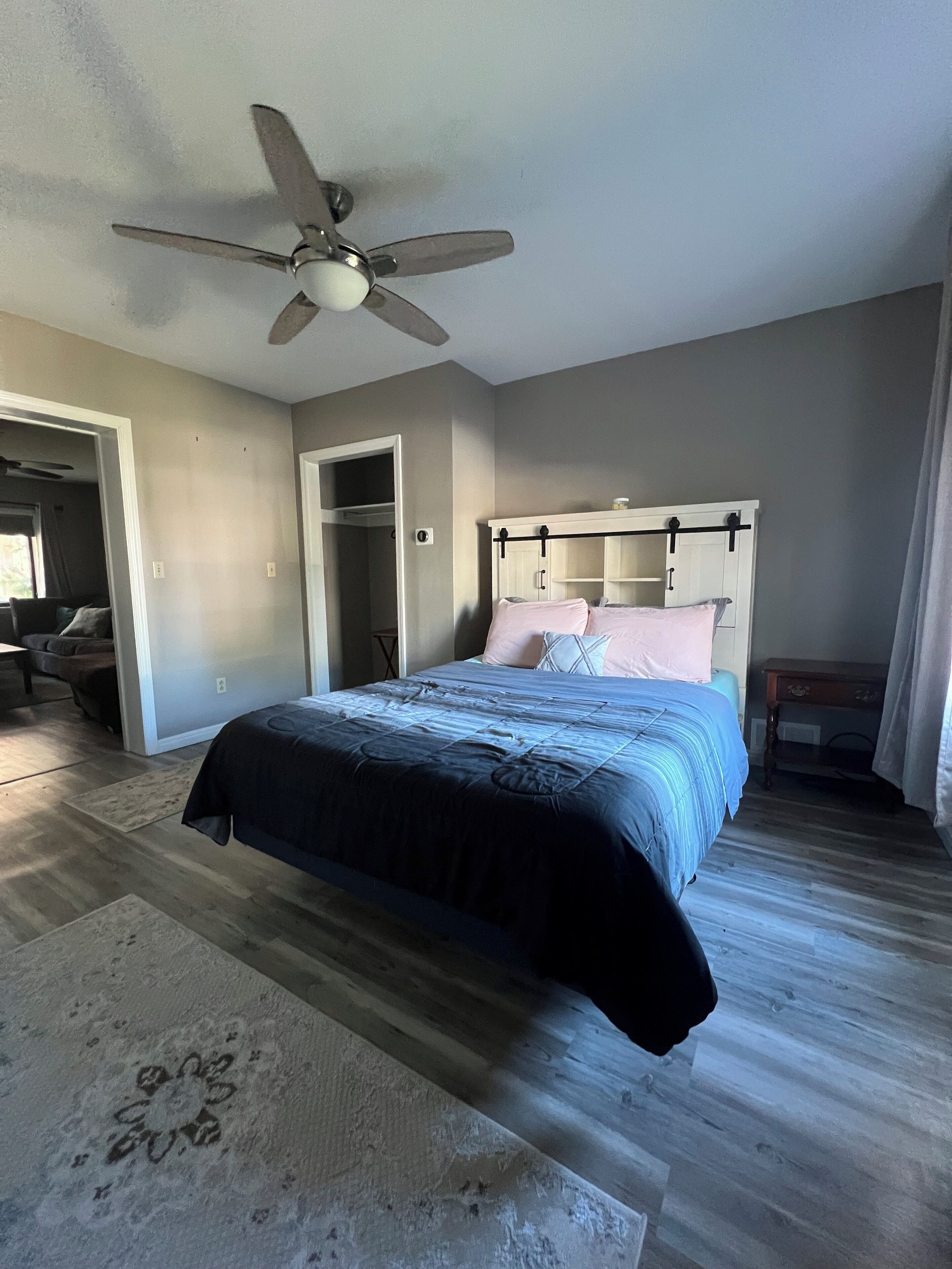 1 habitación, tabla de planchar con plancha, wifi y ropa de cama 