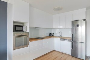 Geladeira, micro-ondas, fogão, cooktop