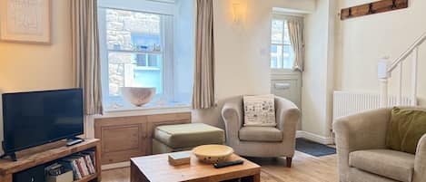 Smart TV, books, stereo