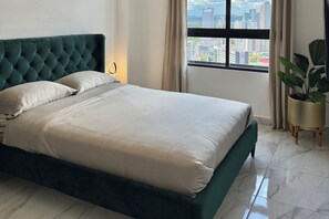 1 dormitorio, escritorio, tabla de planchar con plancha y wifi