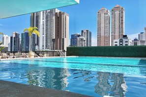 Outdoor pool - Urban oasis: Cozy & Chic Apartment in The Gray (Panamá)