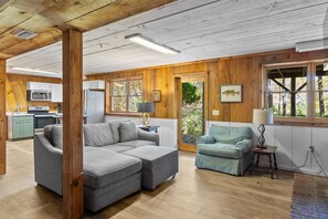 Smart-TV, peis og bøker