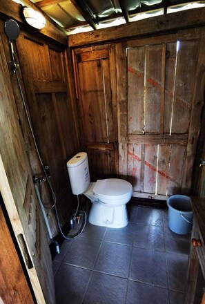 Doppelzimmer, Balkon, Parkblick | Badezimmer | Dusche, Handtücher, Seife, Shampoo